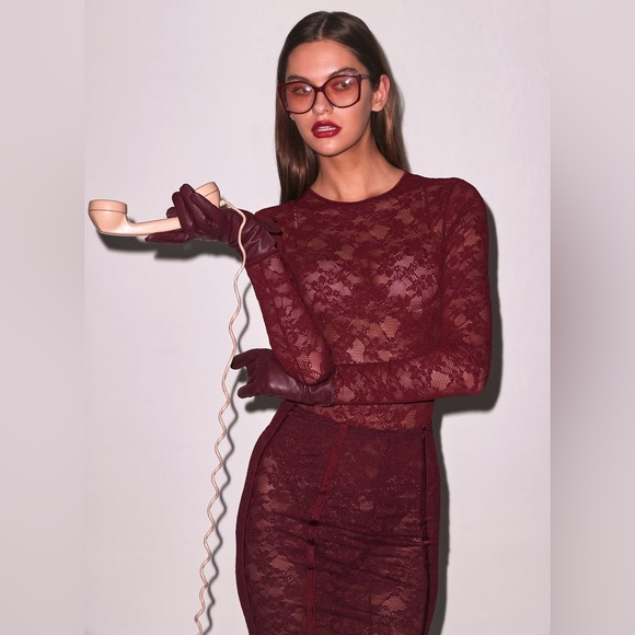 Fleur du Mal Tops - NWT Fleur Du Mal Le Stretch Lace Long Sleeve Bodysuit in Auburn— Size Medium